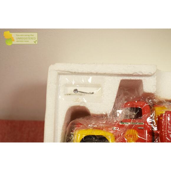 First Gear 1955 Diamond-T Shell Oil Tanker Die-Cast Metal Replica Vehicle 1/34 - Picture 6 of 7